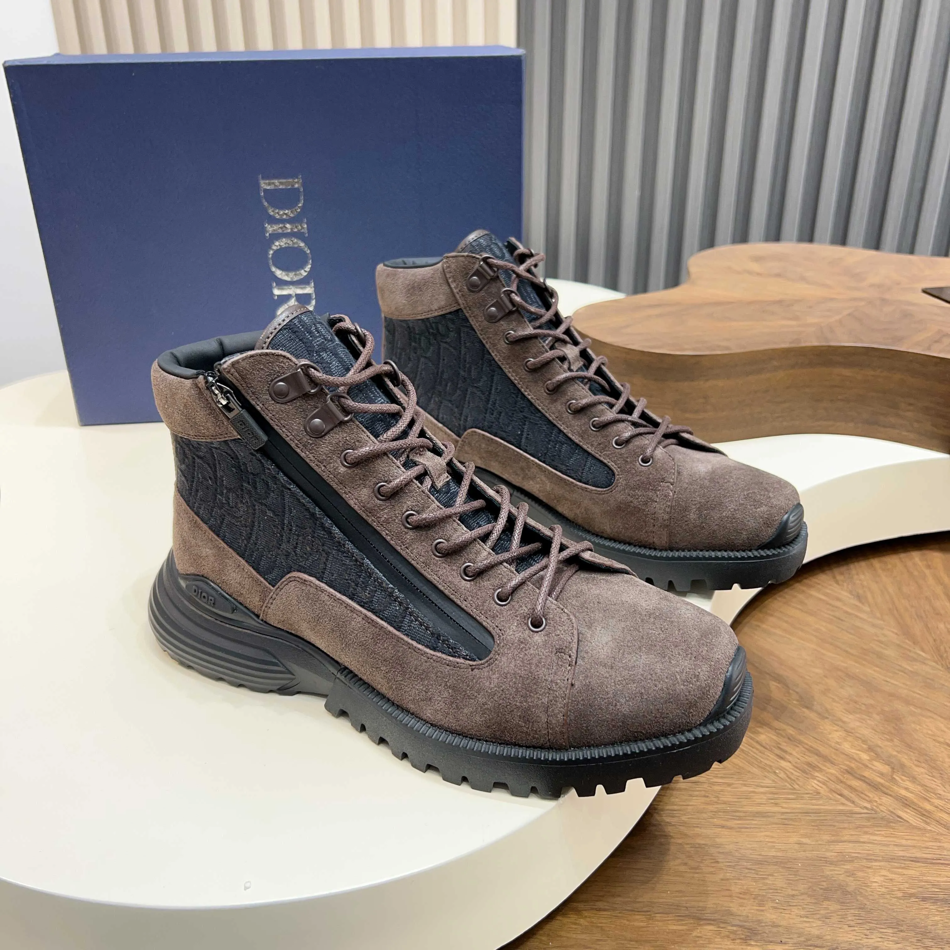 💰860 Dio* - Dior's autumn and winter luxury men's mid-top short boots, purely handmade, both inside and outside are imported first-layer cowhide, high-end quality and exquisite craftsmanship. Original TPU combination outsole. Wear a noble gentleman's taste. The best last type has been carefully debugged. 100% comfort. Size: 38-44 (38-45 can be customized)